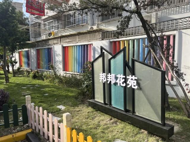 圍墻種花、涼亭修繕……小區(qū)微改造改出“大幸?！?圖3)