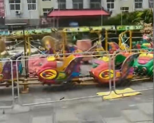 九游娛樂：痛心！游樂小火車撞上一兒童致其身亡安全警鐘再次敲響(圖3)