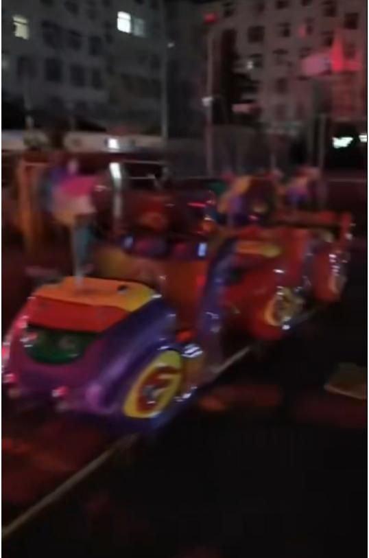 九游娛樂：痛心！游樂小火車撞上一兒童致其身亡安全警鐘再次敲響(圖2)